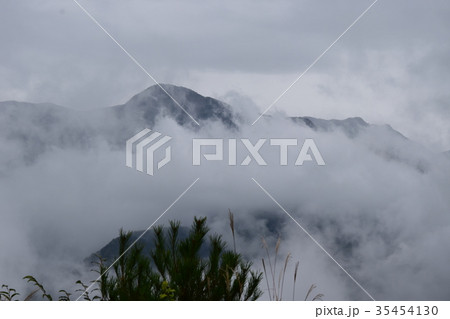 山々と雲海　霧 35454130
