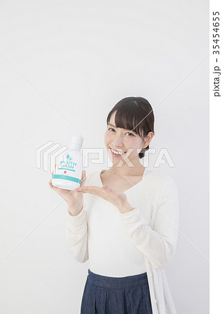 マウスウォッシュを持つ女性 35454655