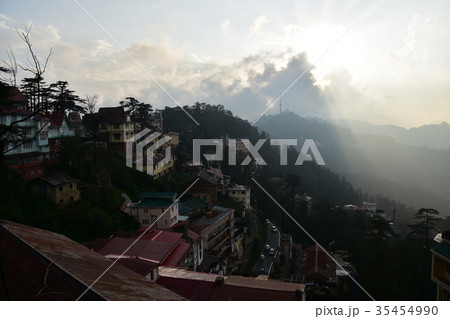 インドの絶景 シムラーの美しい街並みとヒマラヤの山々 夕暮れの景色 インドの絶景 シムラーの美しい街並みとヒマラヤの山々 夕暮れの景色 35454990