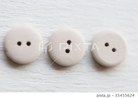 木製の白いボタン 35455624