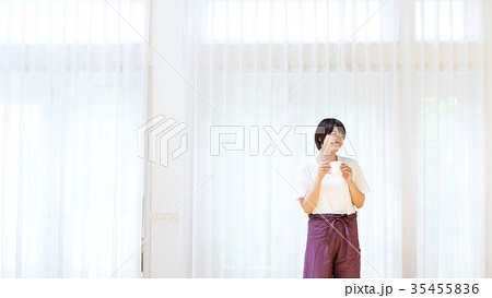 リラックスウエアを着てくつろぐ女性 リラックスウエアを着てくつろぐ女性 35455836