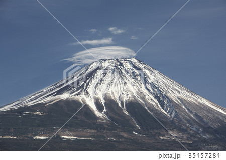 富士山と変わった形の雲 35457284