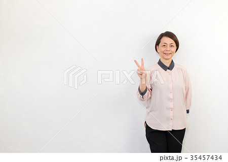 ミドル世代 女性 ポートレート 白背景 ミドル世代 女性 ポートレート 白背景 35457434