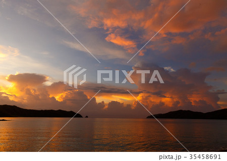 奄美大島龍郷町赤木名湾の夕暮れ 35458691
