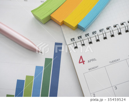 ビジネスイメージ・グラフ・カレンダー・付箋・女性 ビジネスイメージ・グラフ・カレンダー・付箋・女性 35459524