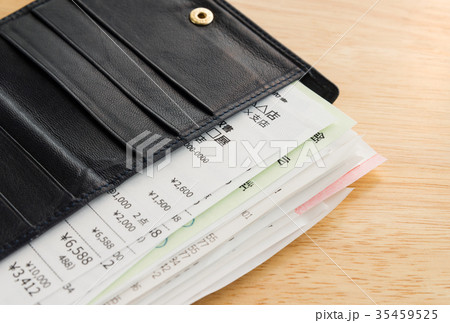 レシートでパンパンの財布　領収証 35459525