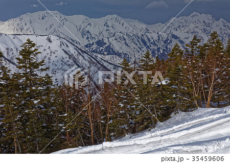 冷池山荘付近から見る残雪の剣・立山連峰 35459606