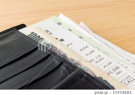 レシートでパンパンの財布　領収証　紙幣 35459683