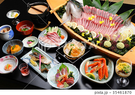 温泉宿の食事　ぶりの活け造り　舟盛り 35461870