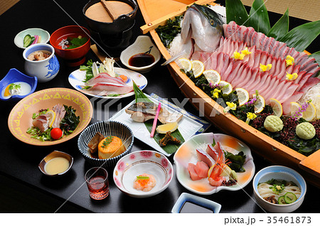 温泉宿の食事　ぶりの活け造り　舟盛り 35461873