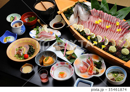 温泉宿の食事 ぶりの活け造り 舟盛り 温泉宿の食事 ぶりの活け造り 舟盛り 35461874