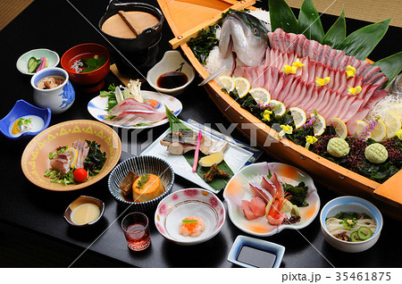 温泉宿の食事　ぶりの活け造り　舟盛り 35461875