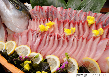 温泉宿の食事 ぶりの活け造り 舟盛りの写真素材 [35461876] - PIXTA