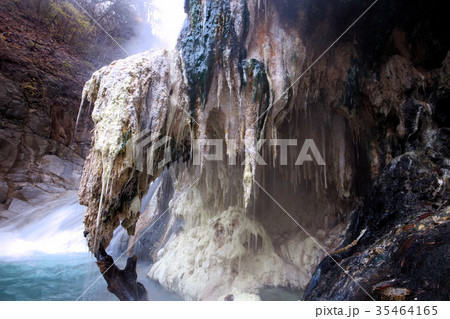 日光市 川俣 湯沢噴泉塔 源泉の析出物 日光市 川俣 湯沢噴泉塔 源泉の析出物 35464165