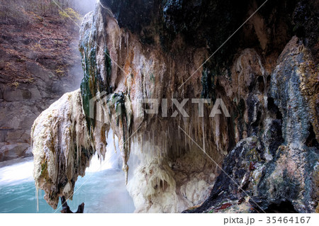 日光市　川俣　湯沢噴泉塔　源泉の析出物 35464167