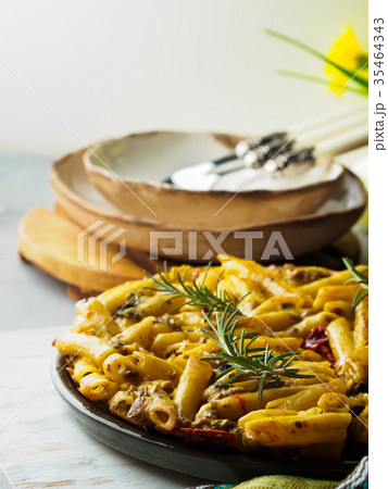 Fried macaroni pizza with bell peppers Fried macaroni pizza with bell peppers 35464343