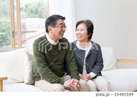 シニア 夫婦 家 リビング 会話 35465594