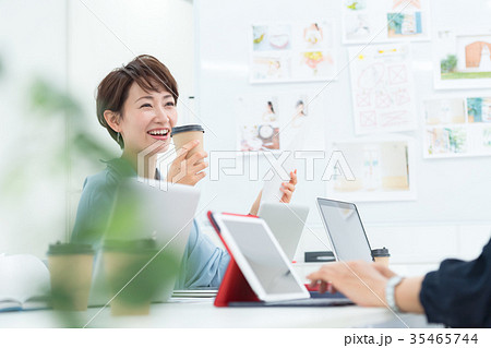 ビジネスウーマン、ミーティング、クリエイター 35465744
