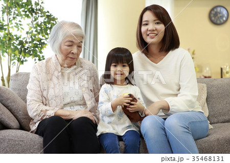 ひ孫と母と曾祖母の4世代家族 35468131