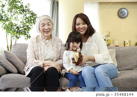 ひ孫と母と曾祖母の4世代家族 35468144