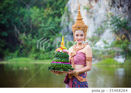 woman wearing ancient thai traditional costume  35468264