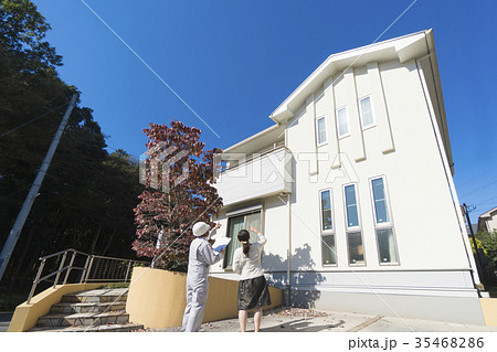 住宅メンテナンス　リフォーム　施主と打ち合わせ 35468286