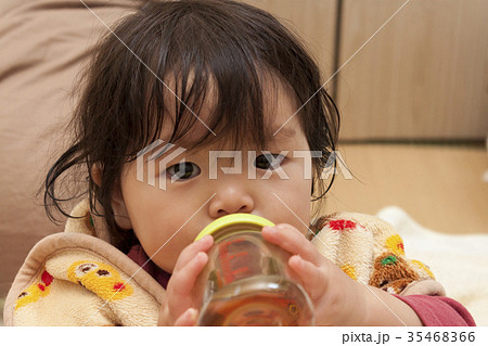 ぺットボトル飲料を飲む女児 35468366