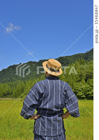 田舎暮らしを楽しんで散策するシニア 35468847