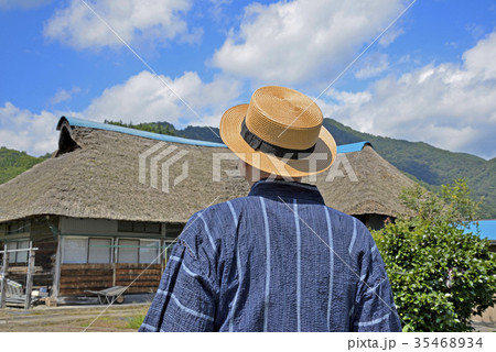田舎暮らしで散歩を楽しむシニア 田舎暮らしで散歩を楽しむシニア 35468934