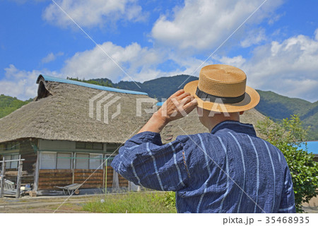 田舎暮らしで散歩を楽しむシニア 田舎暮らしで散歩を楽しむシニア 35468935