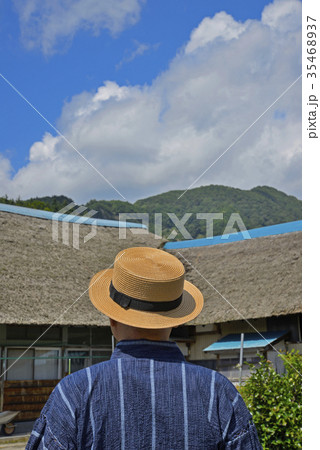 田舎暮らしで散歩を楽しむシニア 田舎暮らしで散歩を楽しむシニア 35468937