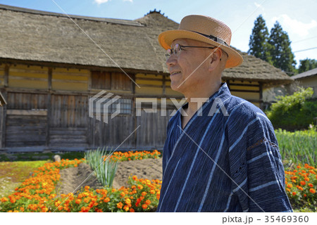 田舎暮らしで曲家を散策するシニア 35469360