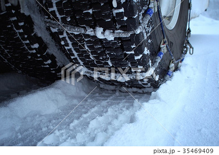 積雪路とタイヤチェーン 35469409