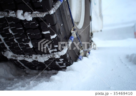 積雪路とタイヤチェーン 35469410