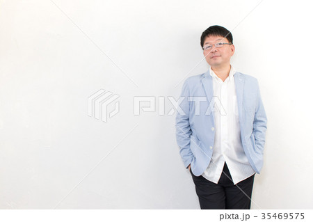 ミドル世代 男性 ポートレート 白背景 ミドル世代 男性 ポートレート 白背景 35469575