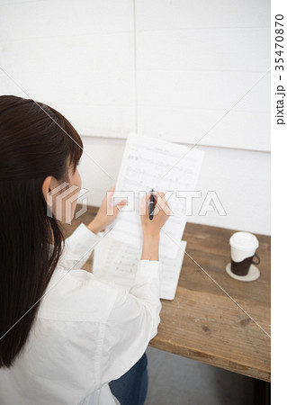 譜面のチェックをする女性 譜面のチェックをする女性 35470870