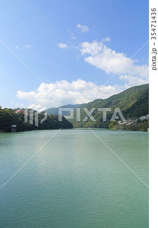 吉野川中流の池田ダムによってできた「池田湖」 35471436