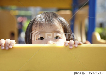 公園で遊ぶ女の子 公園で遊ぶ女の子 35471715