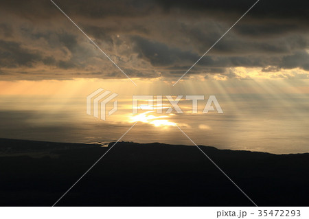 鳥海山から眺める日本海の光芒 鳥海山から眺める日本海の光芒 35472293