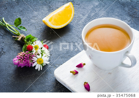 Green tea in cup with lemon  35475068