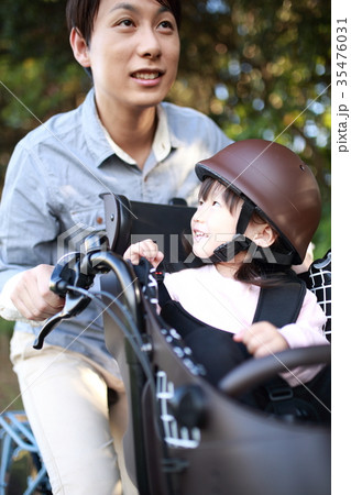 自転車 子供 送迎 送り 迎え 二人乗り 電動アシスト自転車 二人乗り パパ 父親 ファミリー の写真素材 自転車 子供 送迎 送り 迎え 二人乗り 電動アシスト自転車 二人乗り パパ 父親 ファミリー の写真素材