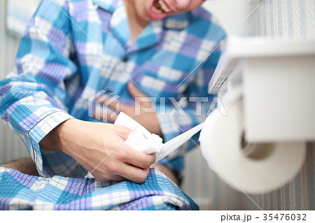 腹痛 (男性 パジャマ 寝巻き ライフスタイル 日常 顔なし ボディパーツ 便所 病気 パパ 下痢) 35476032