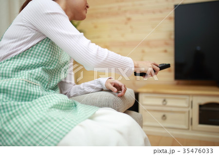 主婦 (リモコン TV ソファ エプロン リビング 椅子 イス 座る テレビ インターネット) 35476033