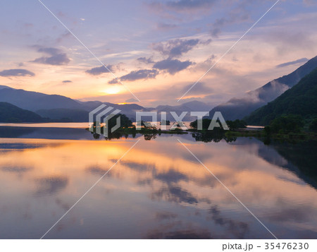 秋元湖の朝 35476230