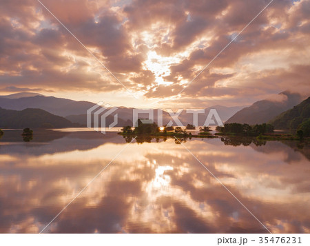 秋元湖の朝 35476231