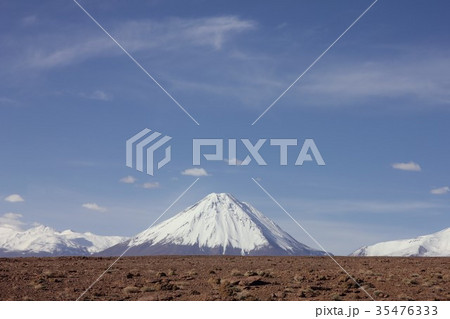 晴れ渡る南米チリ北部アタカマ高地から見るアンデス山脈のリカンカブール火山 35476333