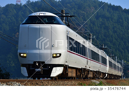 鉄道　列車　山陰本線　京都口　287系　園部～船岡　秋　築堤　南丹市　特急　JR西日本　嵯峨野線　き 35476744