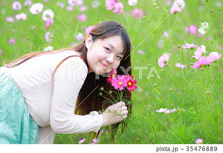 コスモス畑・お花畑と若い女性 35476889