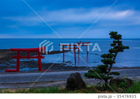 海中鳥居の夜明け　佐賀県　太良町 35476935