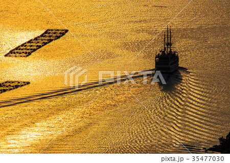 九十九島　観光船と金色に輝く夕焼け　石岳展望台から 35477030